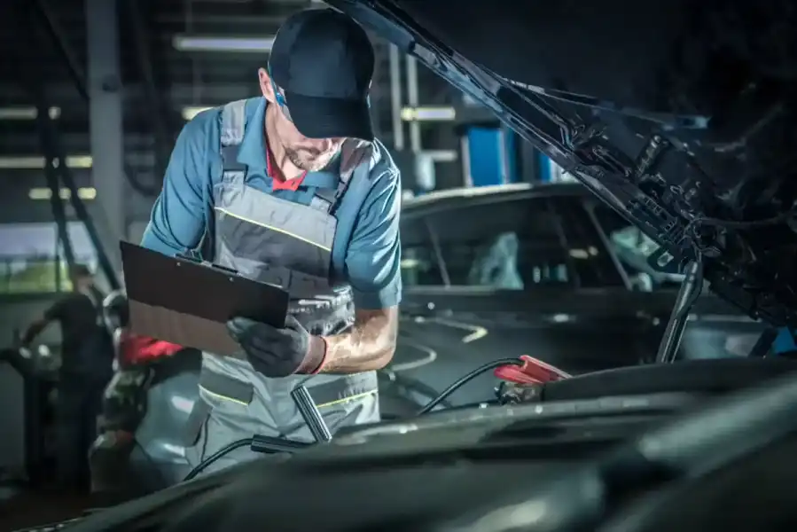 Automobiliu diagnostika Vilnius, meistras užsirašo parametrus kuriuos rodo diagnostika