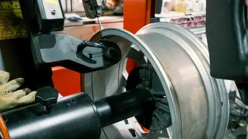Autoserviso specialistas atlieką Automobiliu ratlankiu lyginima