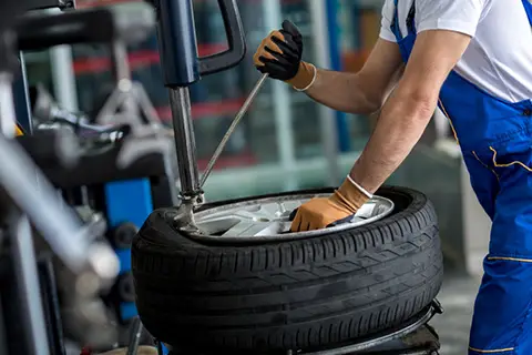 Autoserviso specialistas atlieką padangu montavimo darbus Vilniuje