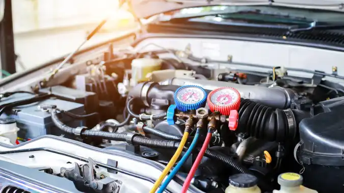 Automobiliu kondicionieriu pildymas Vilniuje, atliekamas kondicionieriaus pildymas, naudojant naujausia iranga