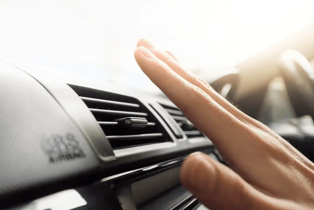 Autoservisas kondicionieriu papildymas ir patikrinimas ar sistema veikia