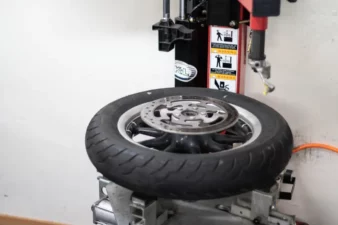 Motociklu padangu montavimas Vilniuje, atliekamas padangos montavimas