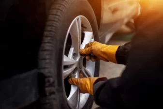 Padangų montavimas Vilniuje akcija, nuimineja rata nuo automobilio