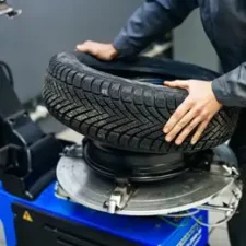Padangu montavimas Vilnius, musu autoserviso specialistas permontuoja padangas.