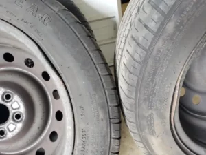 Skardiniu ratlankiu lyginimas, sugadinti skardiniai ratlankiai, kurie bus islyginti.